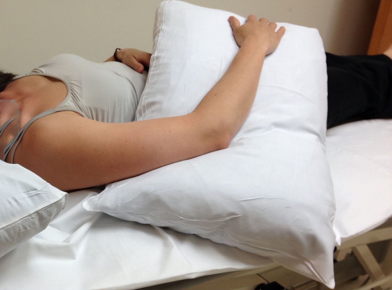 睡觉侧卧手麻正确睡姿,睡觉手麻正确睡姿