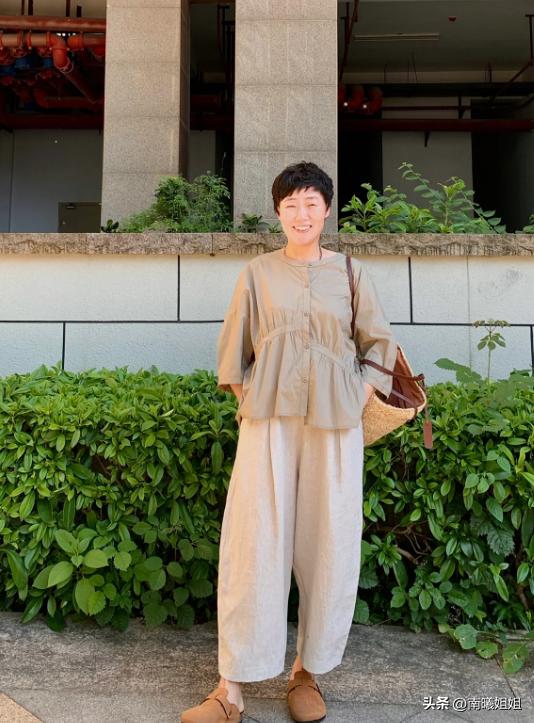 等你到了五六十岁，尽量不要穿花裙、老年衫，换成这样打扮更时尚