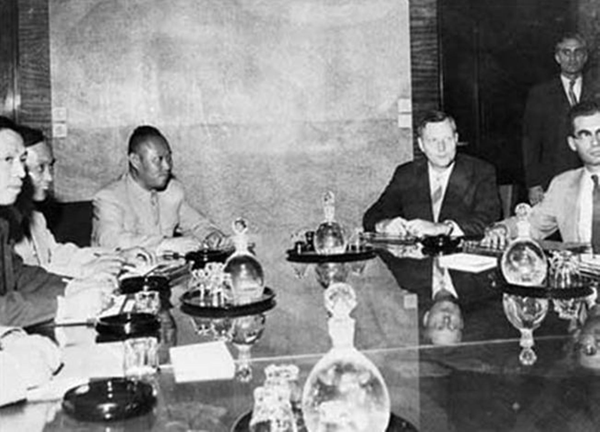 钱学森受邀参加国宴，到场后却找不到自己座位，毛主席：我划掉了