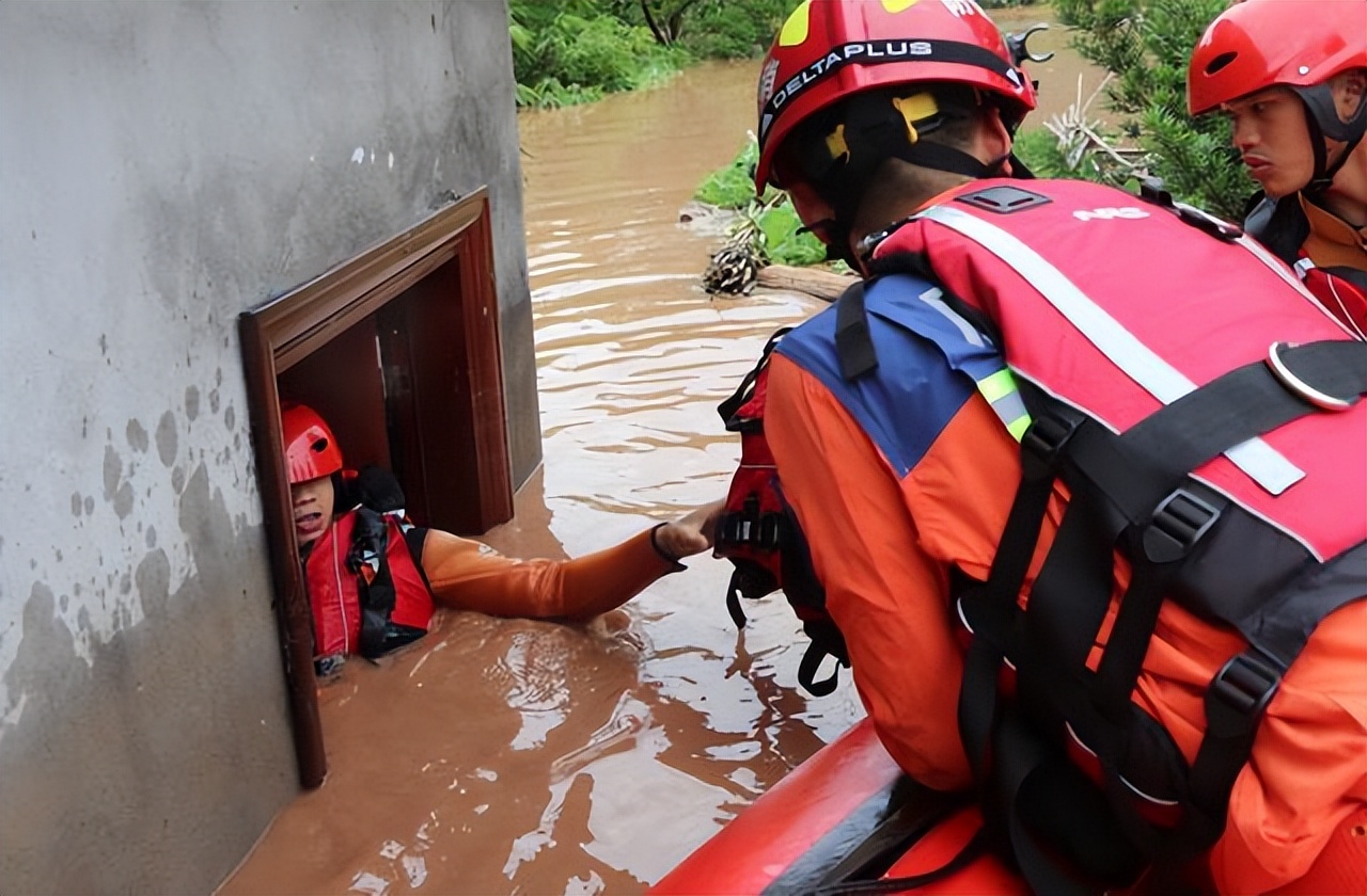暴雨后广西老叔家里游进一群“食人鲳”，老叔懵圈：不知道哪来的