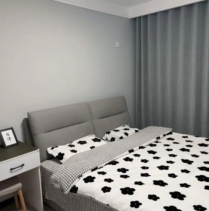 床头背景墙全刷还是刷一半,床头大白墙怎么布置