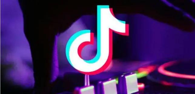 一位大学生创办蔬菜超市，每天有近一万元销售额