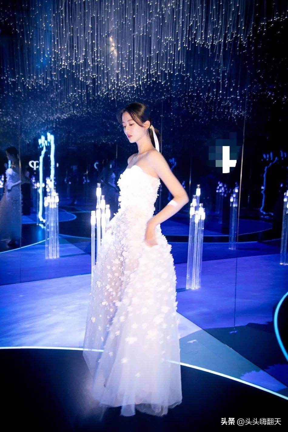 乔欣穿白色吊带裙仙气飘飘,乔欣抹胸白裙浪漫优雅写真