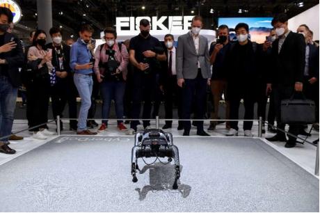 机器人调酒师、赛博狗……亮相2022世界移动通信大会