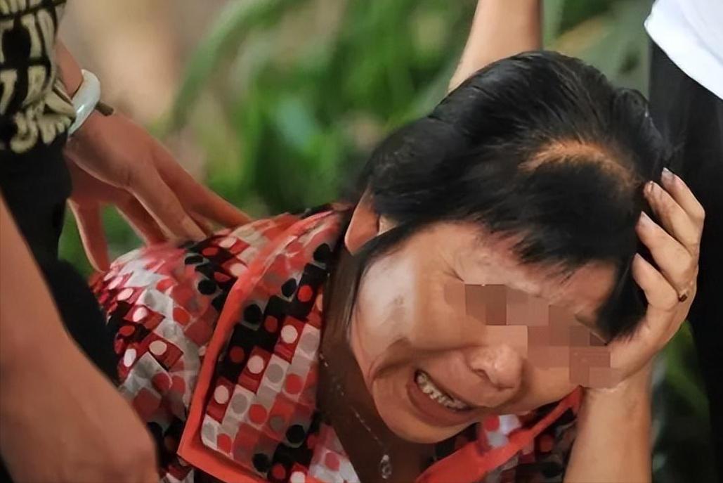 67岁老人闯入狮子园被狮子拖,男子误入狮子园狮口脱险