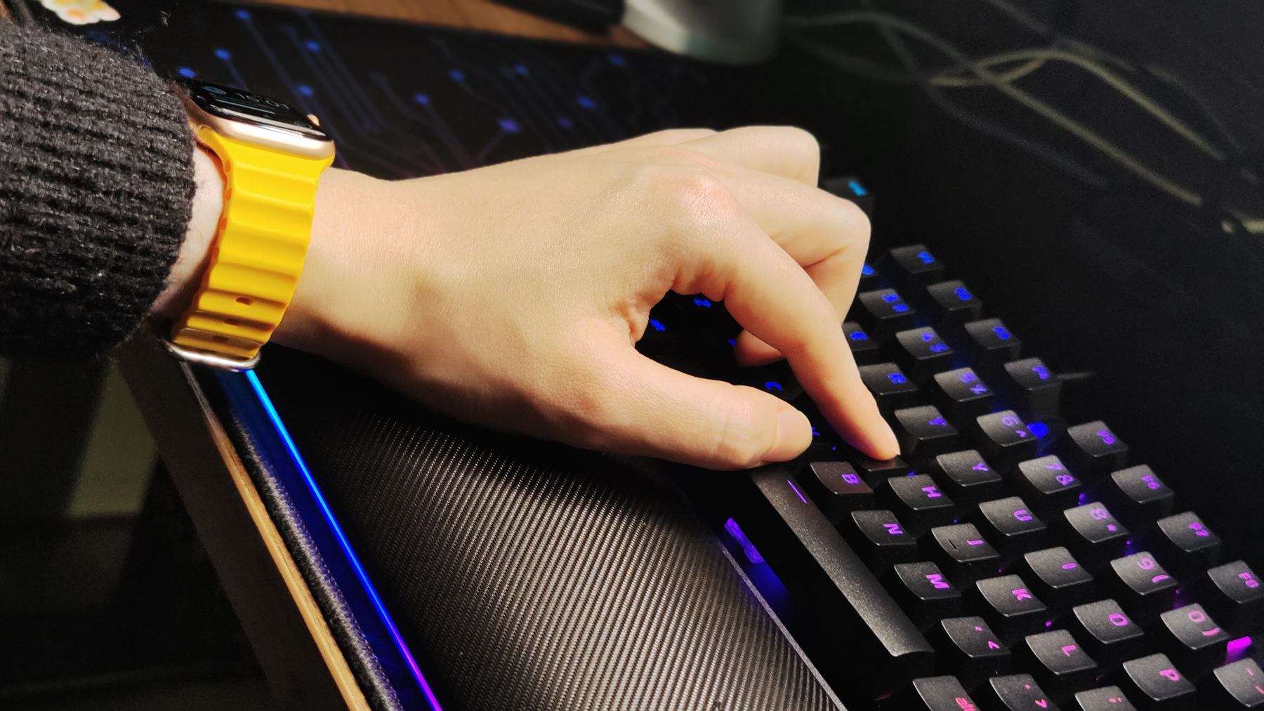 雷蛇黑寡妇蜘蛛幻彩版键盘测评,雷蛇键盘黑寡妇v4专业版测评