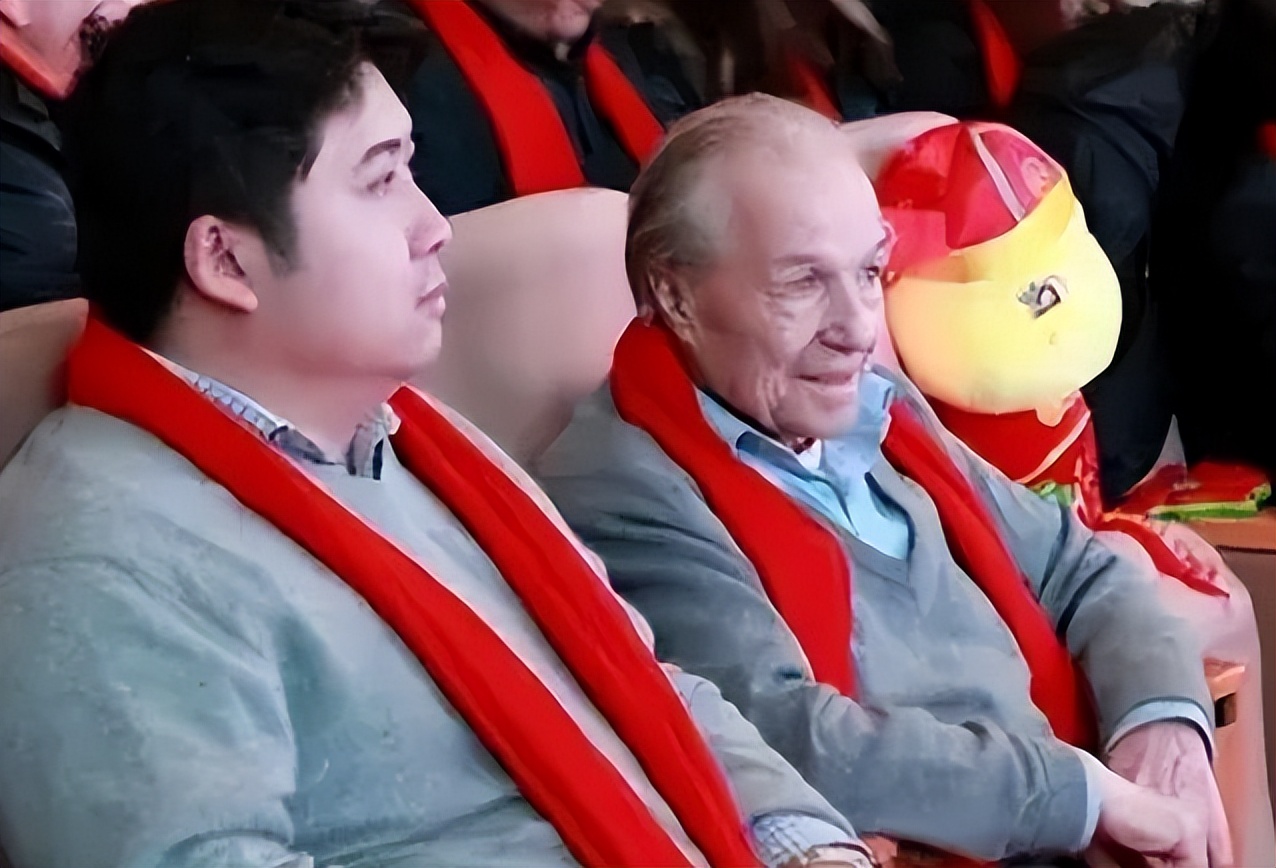 中国小伙为报答英国孤寡房东,中国小伙为瑞士房东养老送终