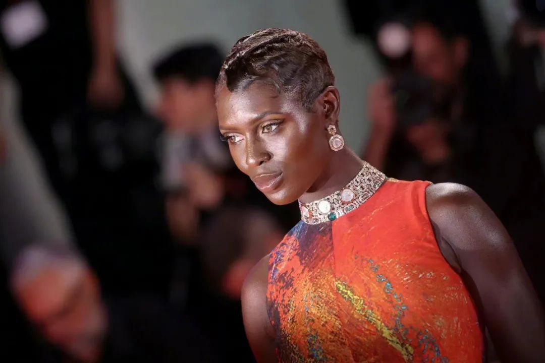 威尼斯红毯抓马多：甜茶穿红色露背装吸睛，凯特大魔王气场强…