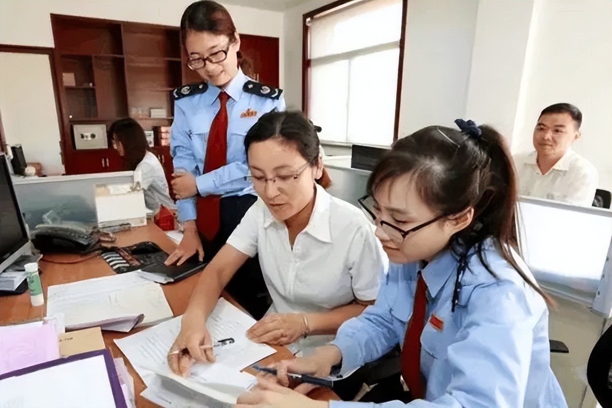 公务员凭啥是“铁饭碗”？看了正科级待遇后才懂，难怪越老越吃香