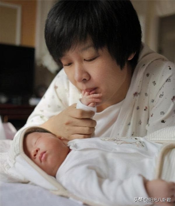 十年前汶川主持人落泪,2008年汶川大地震李小萌实地采访