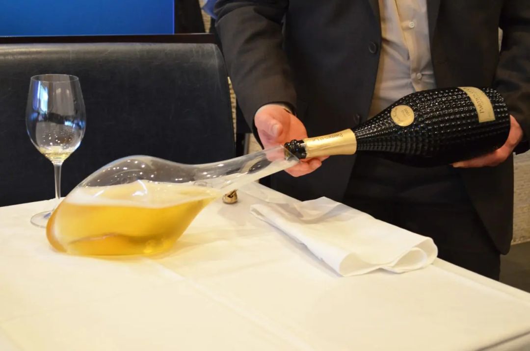 香槟如何醒酒,香槟要醒酒么