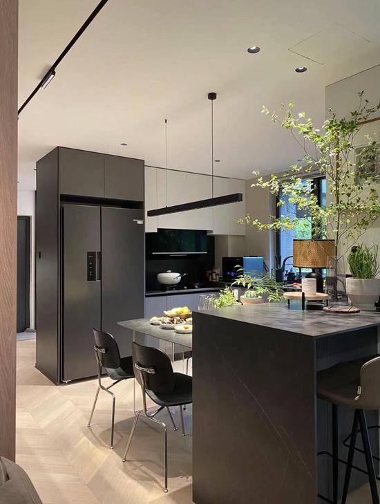 海归美女建筑师巧装89平小家电视柜里竟藏隐形门