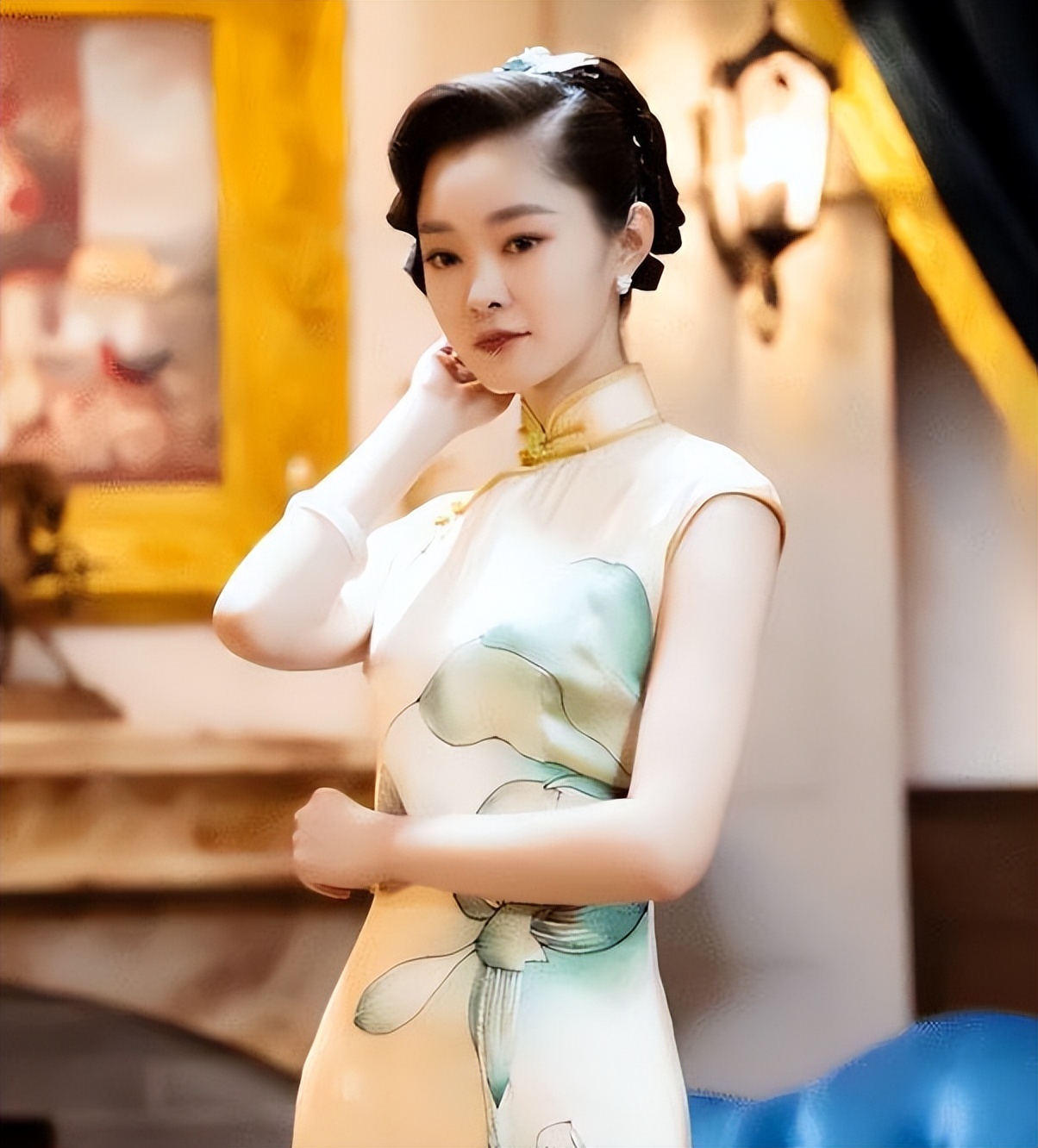 刘嘉玲关晓彤同框,穿旗袍大秀窈窕好身材