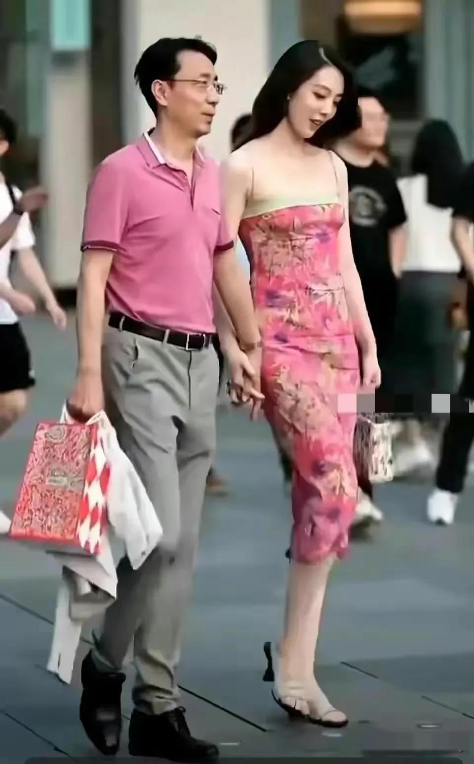 不作死就不会死，成都街头与小三潇洒走一回，央企老总被免职。