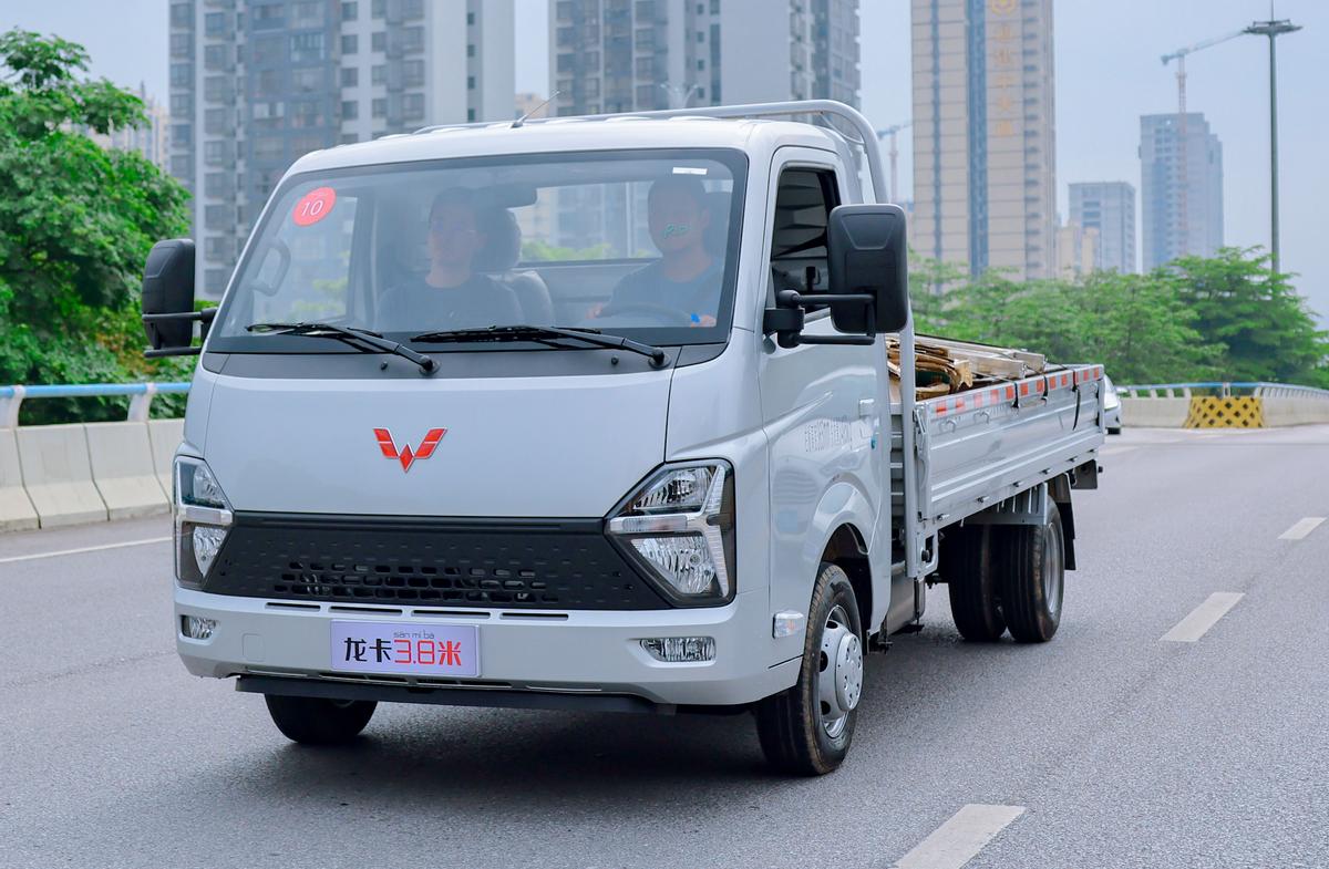 龙卡五菱跟跨越者对比,五菱龙卡对比长安跨越王d5载重