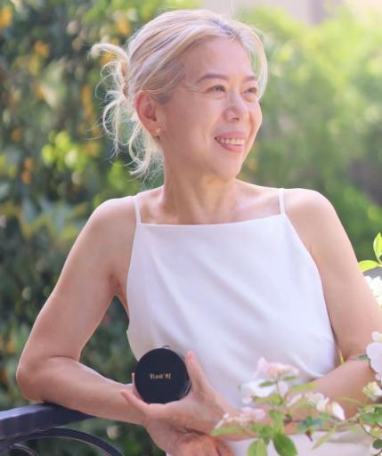 62岁奶奶不穿老人装,51岁不染发的奶奶