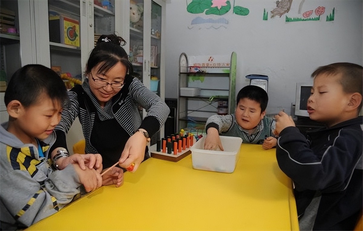 漂亮女教师被辞退,女教师为女儿辞职