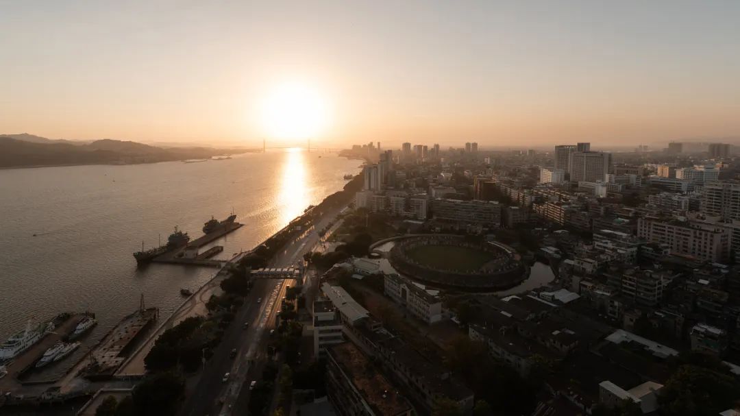 现在1块钱能买啥：1/4碗热干面，3片散装卫生巾，坐次184公里火车