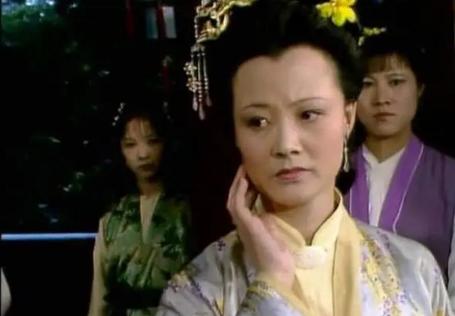 秦可卿每天都要换衣服吗,秦可卿生病是哪一回