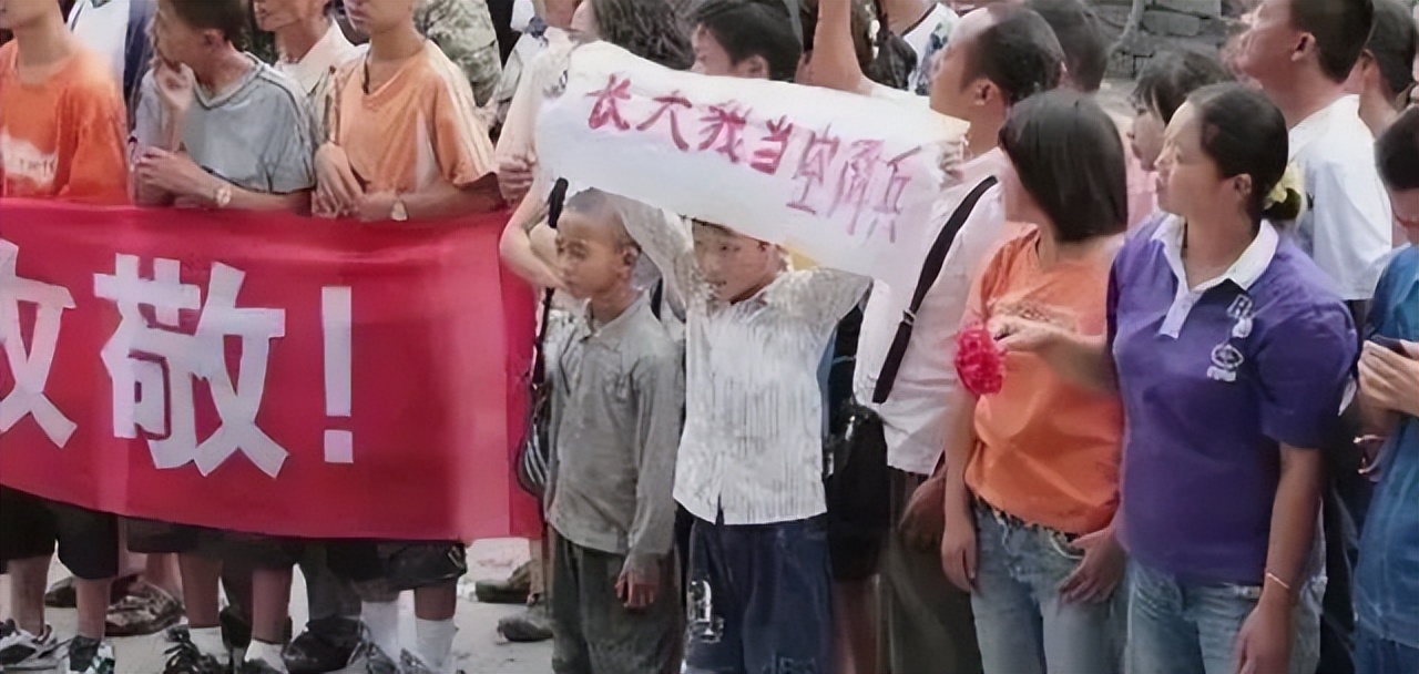 向军旗最后一次敬礼,向国旗军旗致敬