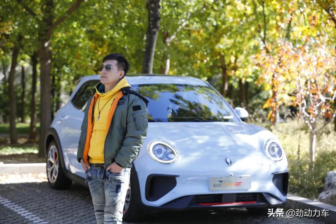 看劲哥如何撸猫！中国第一辆海湾石油版好猫GT诞生