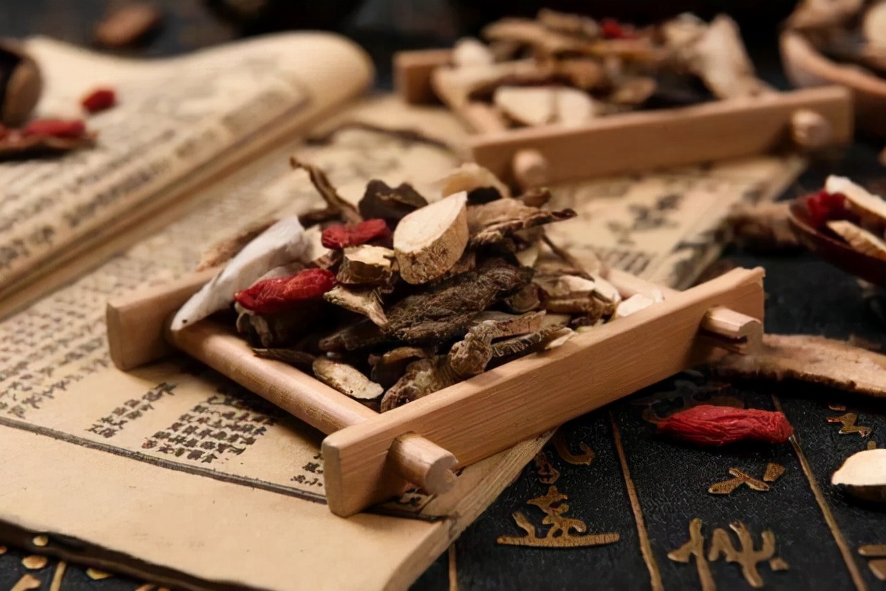 左眼皮或右眼皮跳有什么预兆,左眼皮上眼皮跳是好运还是厄运