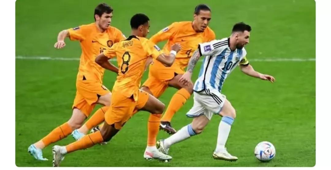 英格兰英雄凯恩射飞点球，法国佬趁机抢四，欲乘非洲骏马去争冠