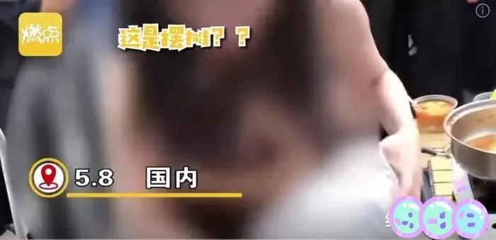 长沙女子坦诚相见街上行走，只因：男友买的不穿！更多毁三观爆料