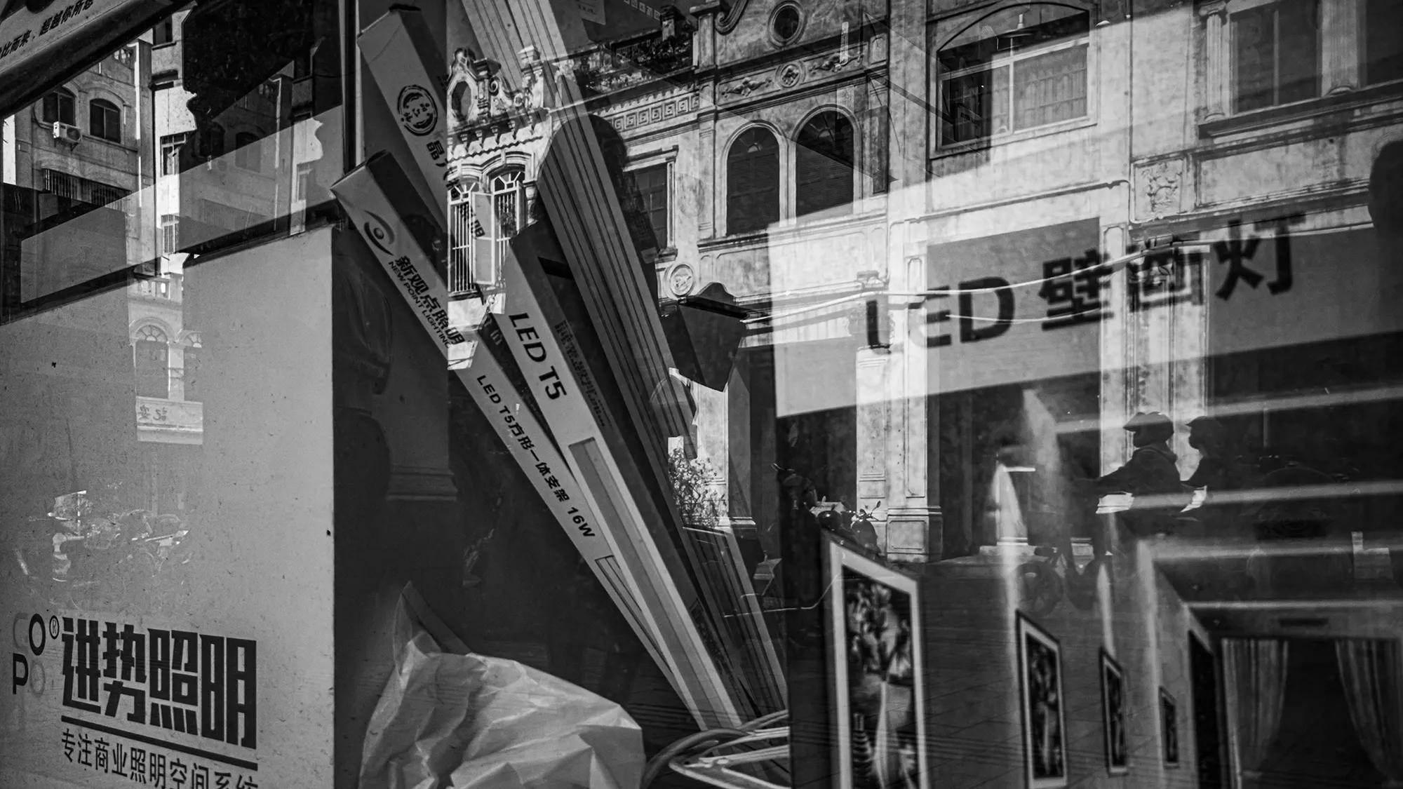 老巷的橱窗,橱窗里的街景