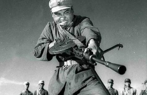 他手刃27名鬼子，授“全国战斗英雄”称号，晚年看电影时大笑而亡