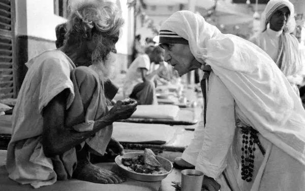 特蕾莎修女对整个世界的慈悲,特蕾莎修女的感人事迹