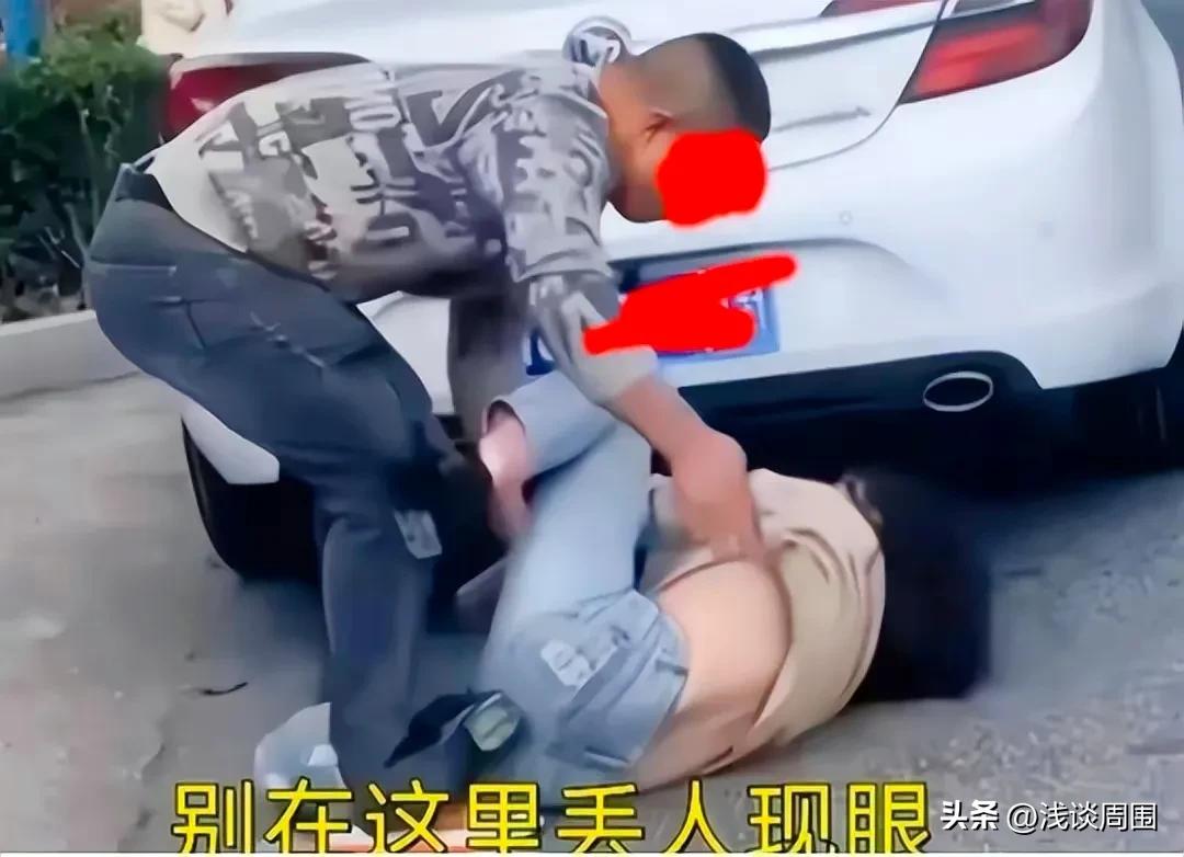 称：“不想再戴绿帽子”，贵州男子街头殴打妻子，女子抱腿求原谅
