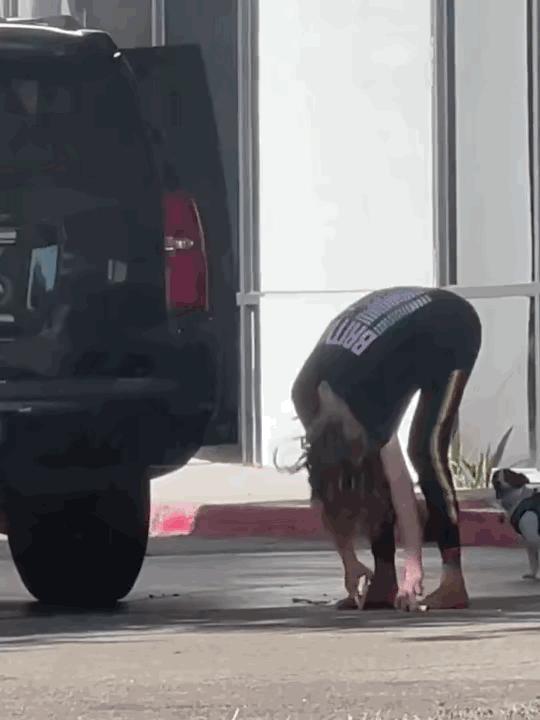 美国女星走秀衣着暴露引成争议,好莱坞女明星街头