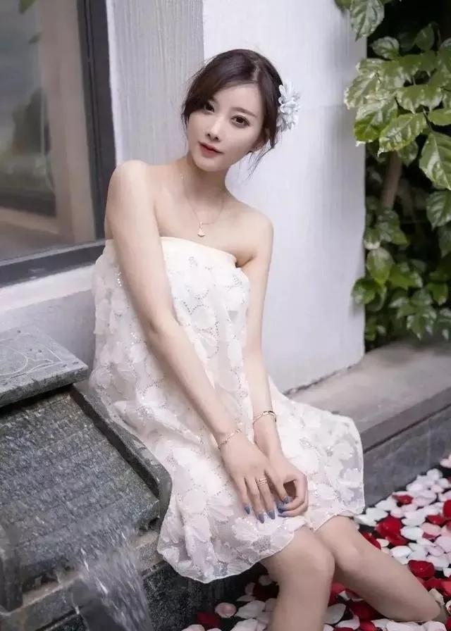 杨晨晨雪脂大长腿美出新高度，这腿得有一米八，张张都是经典