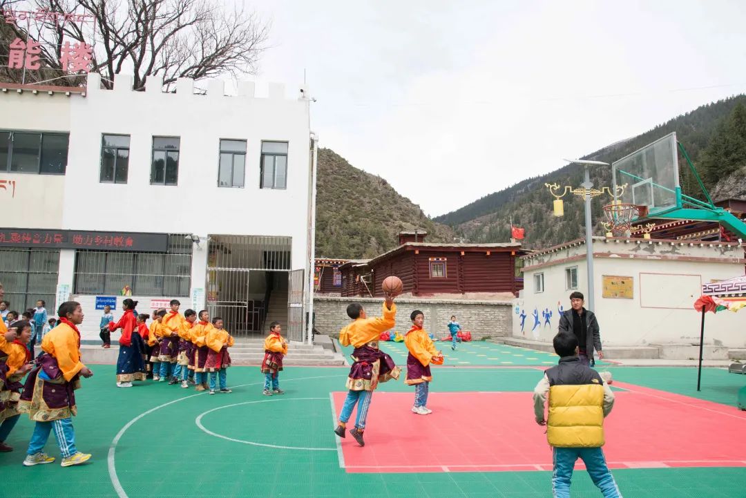 传音携手爱德基金会走进甘孜藏区学校，开展“圆梦体育包”项目
