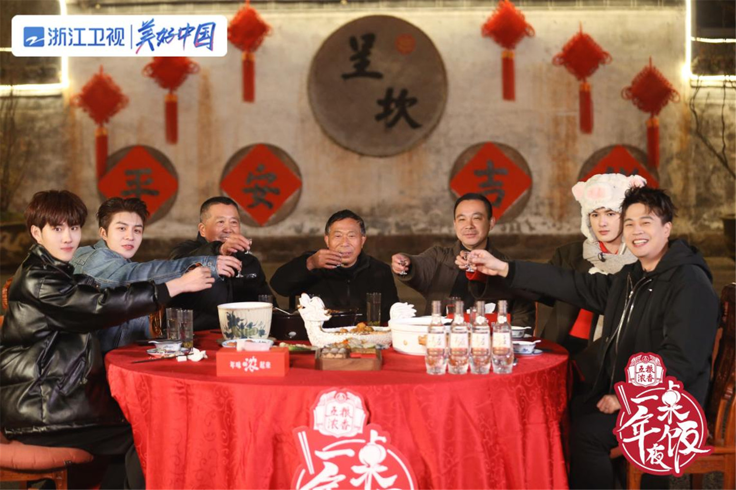 一桌年夜饭聚焦平安守护者,坚守岗位一人一道菜拼出团圆饭