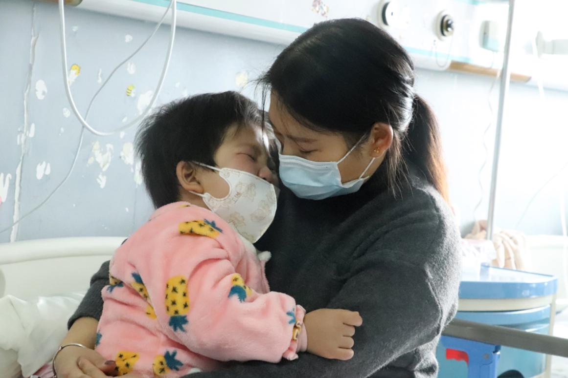 洁癖小姨带娃三天,孩子哭着不拉尿,妈妈拉开娃的裤子一看吐了