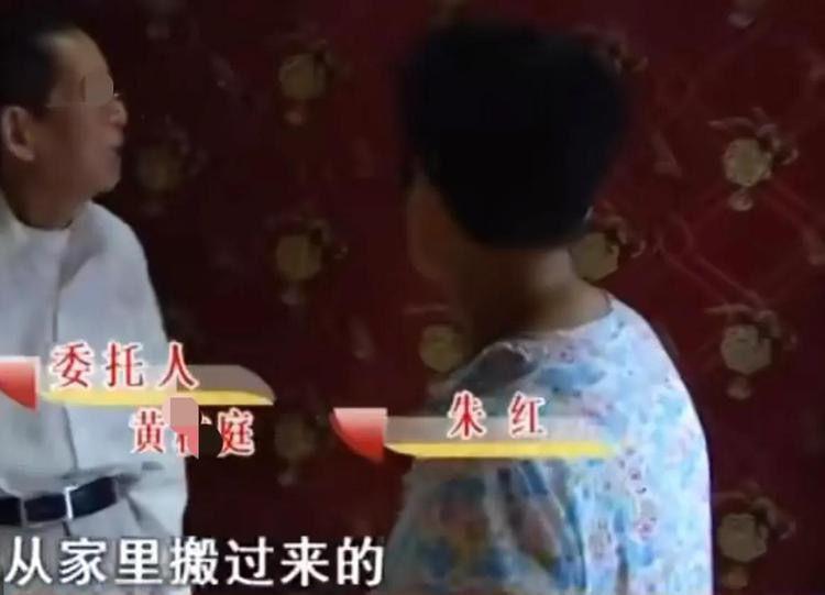 80岁老父恋上俏保姆，子女将两人赶出家门，老人：不同意我就自杀