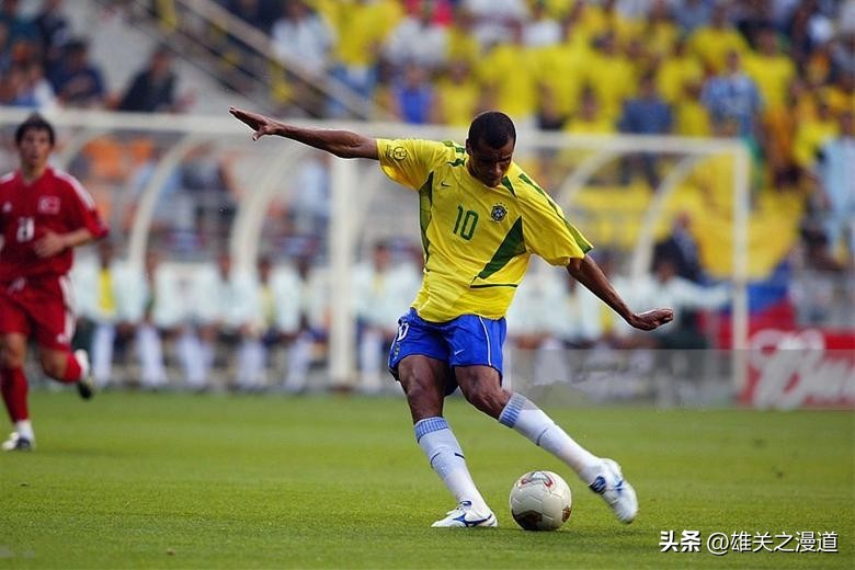 夏季重温2002世界杯的荣光，美津浓MIZUNOWAVECUPLEGENDAS足球鞋