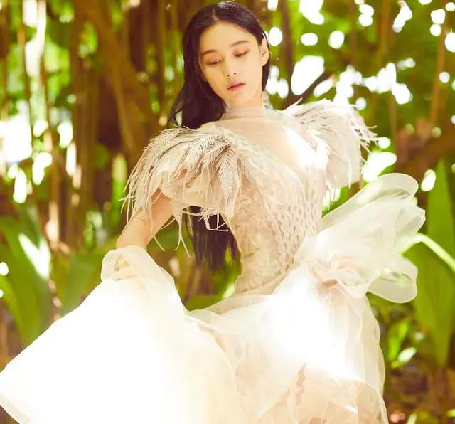 张馨予何捷婚礼晚礼服,张馨予深v礼服