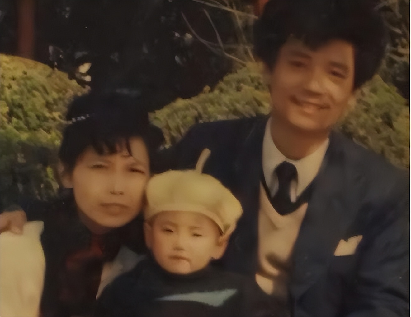 浙江小伙背着母亲上学，成全国道德模范，为何却变性参加选美大赛