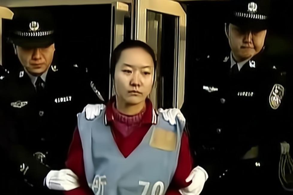 女护士遭医生强奸,联合男友将其当街砍死,死到临头为何高兴落泪