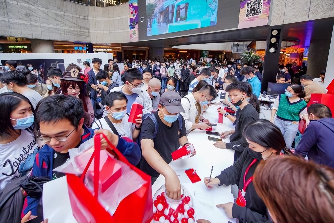 情人节送女朋友礼物女朋友回礼吗,第一次情人节送女生500的礼物