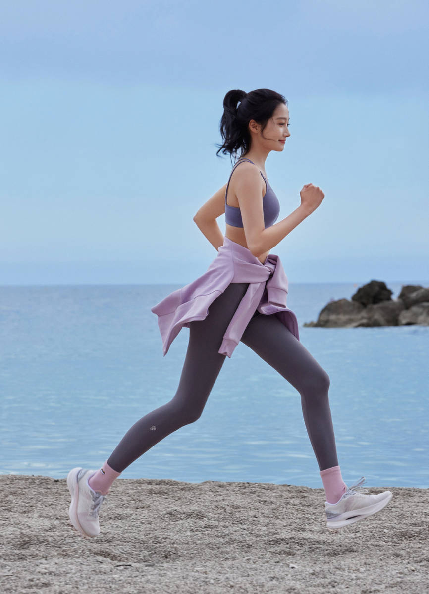 关晓彤分享海边跑步照，穿运动内衣身材性感，商家侵权赔其100万