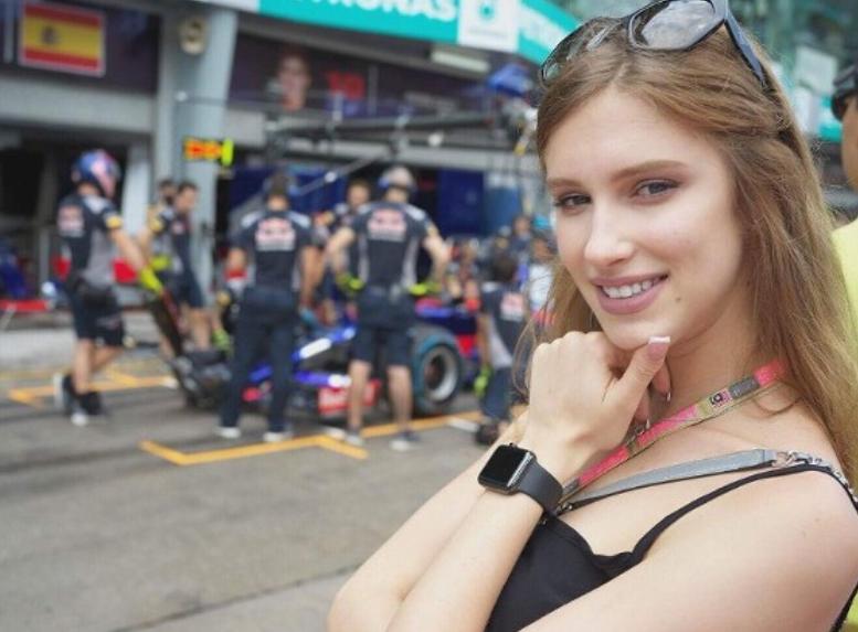 59岁知名港姐宣布离婚,27岁港姐自曝离婚