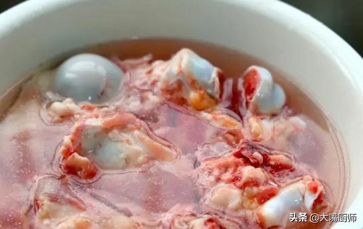 骨头汤加料,骨头汤不加料能白吗