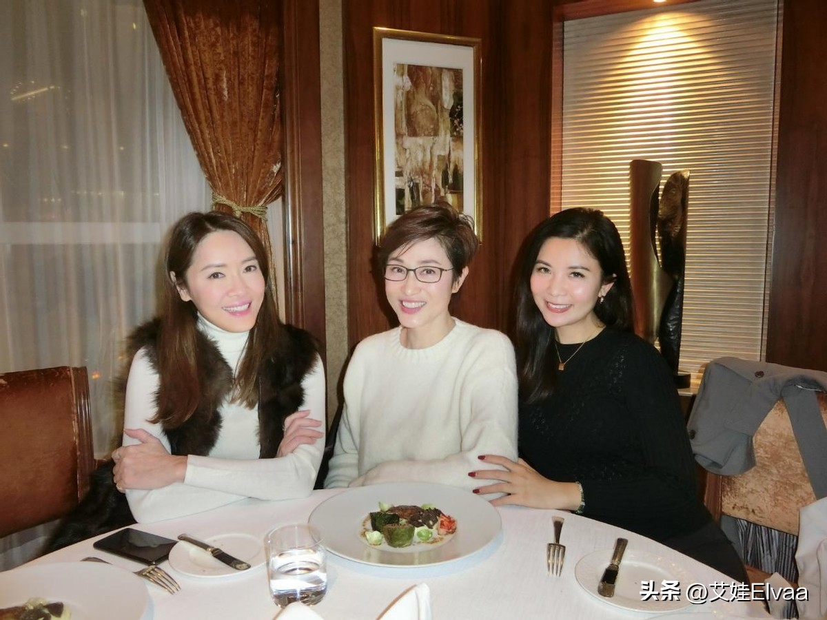 三代港姐同框！89级陈法蓉穿西装毛衣不见老，56岁肤色比桌布还白