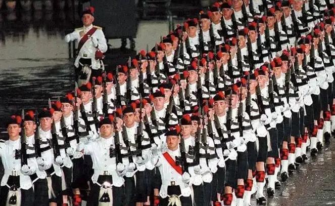 外交部原副部长：97年香港回归前，英国每年从香港拿走上千亿元！