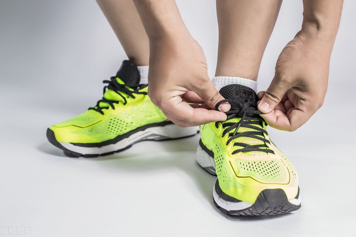 运动鞋男款一般多重,男生运动鞋潮流百搭