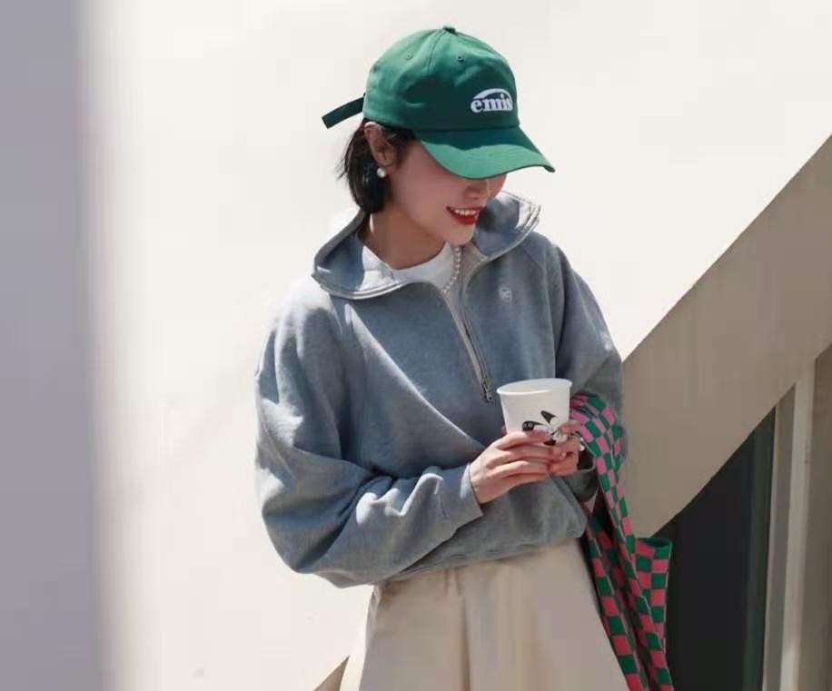 今年流行连帽卫衣内搭洋气又时髦,拉链款宽松版卫衣怎么穿时尚漂亮